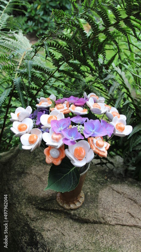 Keramikblüten mit Hortensienblüten