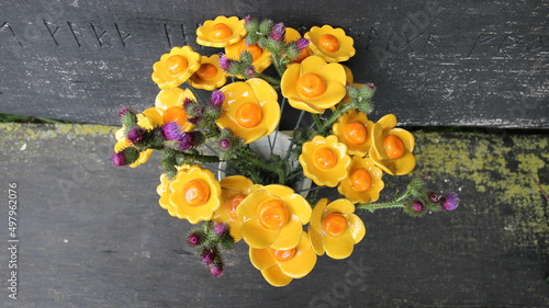 Keramikblüten mit Disteln