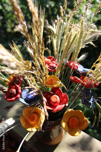 Keramikblüten mit Getreideähren kombiniert