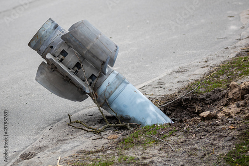 Russische Rakete steckt im Boden im Kriegsgebiet photo