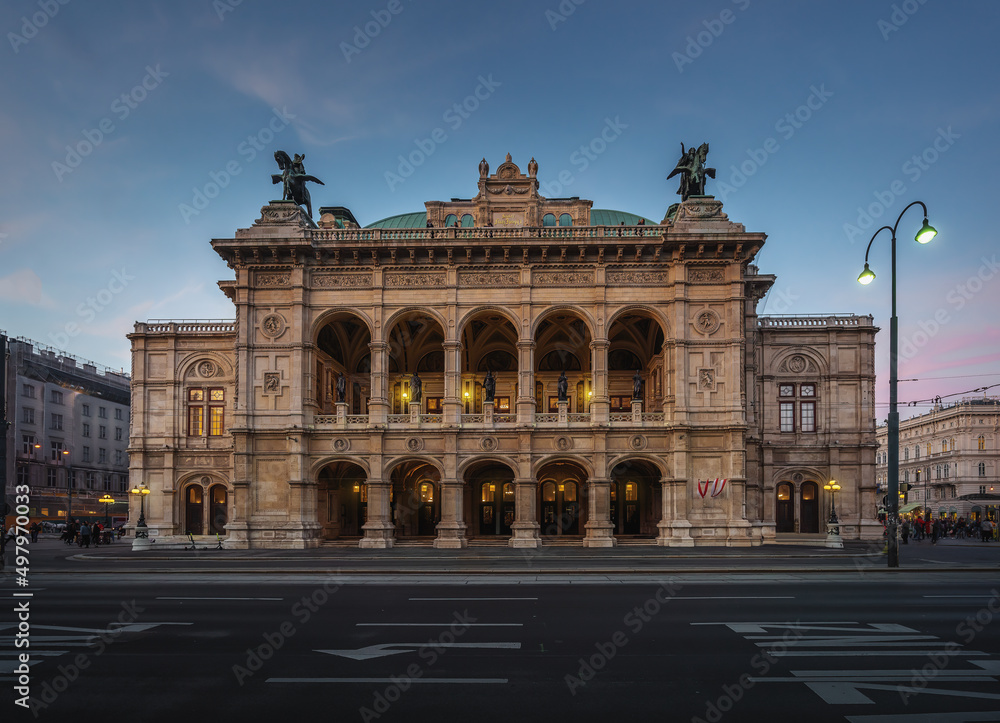 Vienna State Opera (Wiener Staatsoper) at sunset - Vienna, Austria Vienna State Opera (Wiener Staatsoper) at sunset - Vienna, Austria