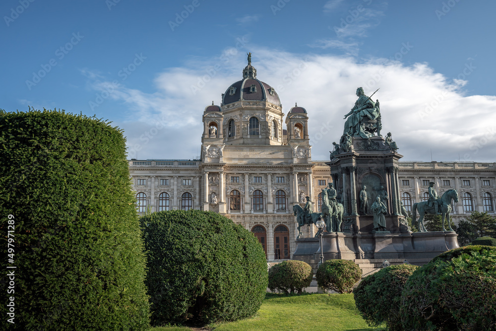 Maria Theresa Square (Maria Theresien Platz) and Empress Maria Theresa Monument by Kaspar von Zumbusch, 1888 - Vienna, Austria - Vienna, Austria Maria Theresa Square (Maria Theresien Platz) and Empress Maria Theresa Monument by Kaspar von Zumbusch, 1888 - Vienna, Austria - Vienna, Austria