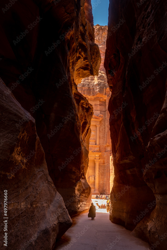 Ταπετσαρία Glimpse of the Treasury seen through the slot canyon Siq in Petra, Jordan