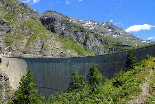 Lac, cascade et barrage de Mauvoisin, en Suisse. Retenue hydroélectrique.