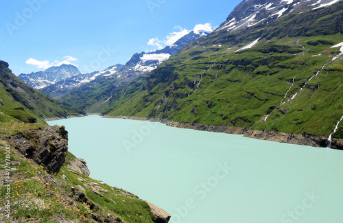 Lac, cascade et barrage de Mauvoisin, en Suisse. Retenue hydroélectrique.
