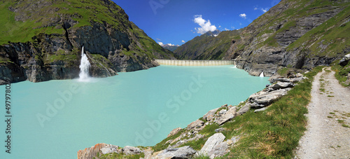 Lac, cascade  et barrage de Mauvoisin, en Suisse. Retenue hydroélectrique. photo