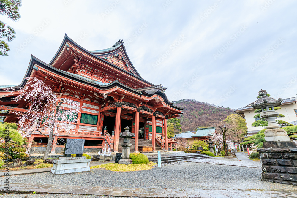 Naklejka premium 雨の甲斐善光寺 山梨県甲府市 KaiZenkoji in the rain. Yamanashi-ken Koufu city.