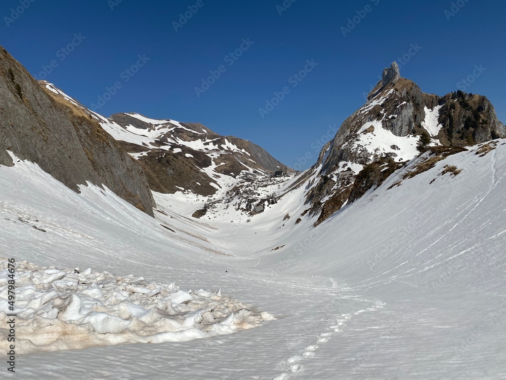 Obraz premium Melting snow cover and early spring ambience in the alpine valley Seeboden in the Glarus Alps mountain massif (Glarnerland tourist region) - Canton of Glarus, Switzerland (Schweiz)