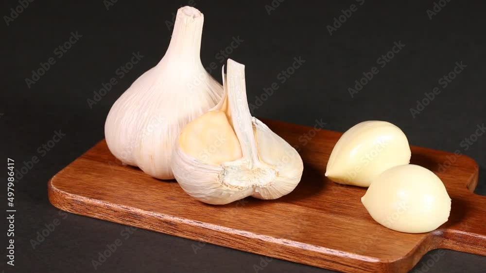 カッティングボードの上のニンニク 回転 StockVideo Adobe Stock