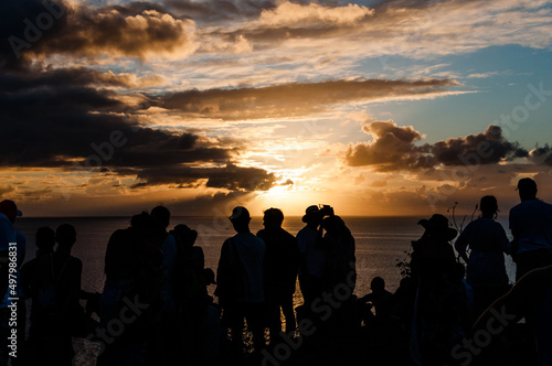 Silhuetas das pessoas felizes em Fernando de Noronha acompanhando o pôr-do-sol