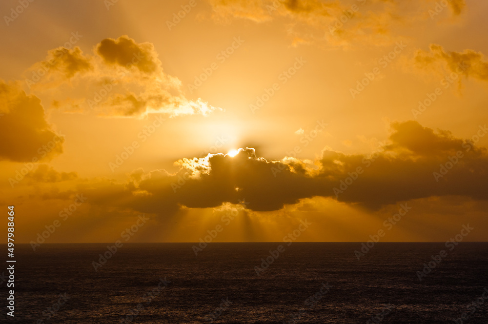 Um lindo pôr-do-sol no Arquipélago do Fernando de Noronha, no Brasil.