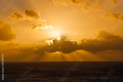 Um lindo pôr-do-sol no Arquipélago do Fernando de Noronha, no Brasil.