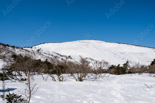 冬の安達太良山あだたらロープウェイ山頂駅から安達太良山頂間の雪斜面