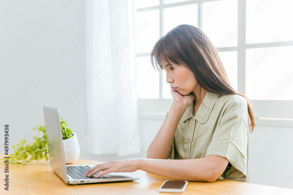 パジャマでテレワークするミドル世代の女性(困る)
パジャマでテレワークするミドル世代の女性(困る)