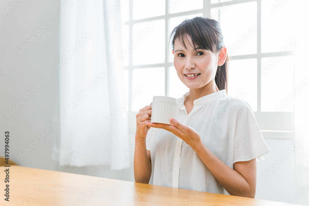 飲み物を飲む中高年女性
