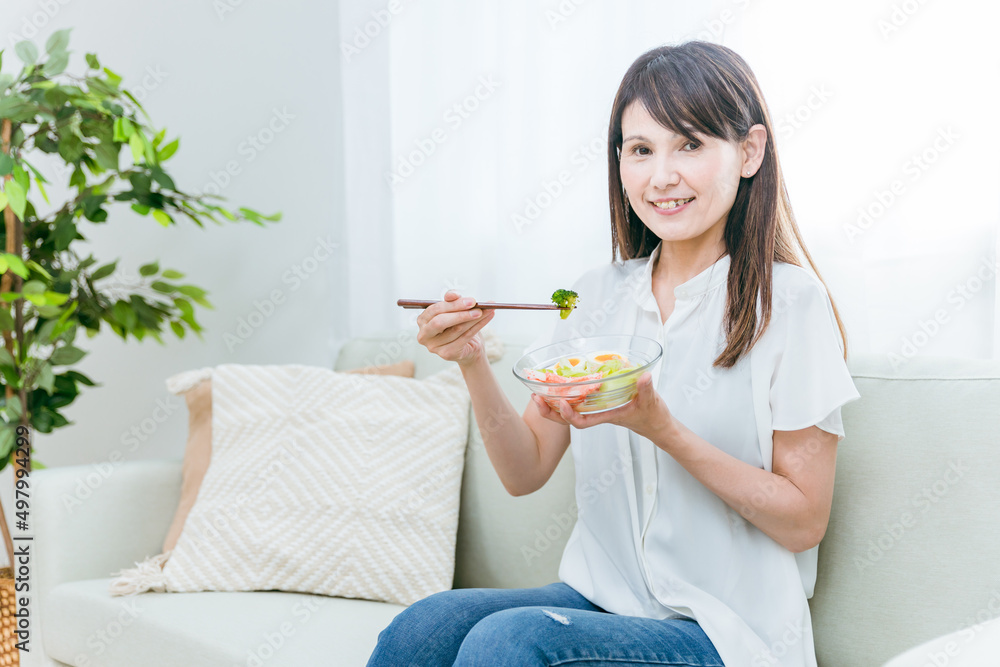 ソファに座る中高年女性
