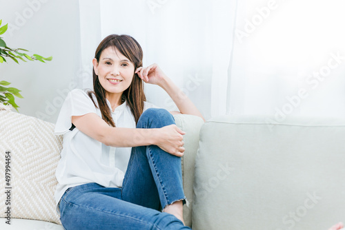 ソファに座るミドル世代の女性 
