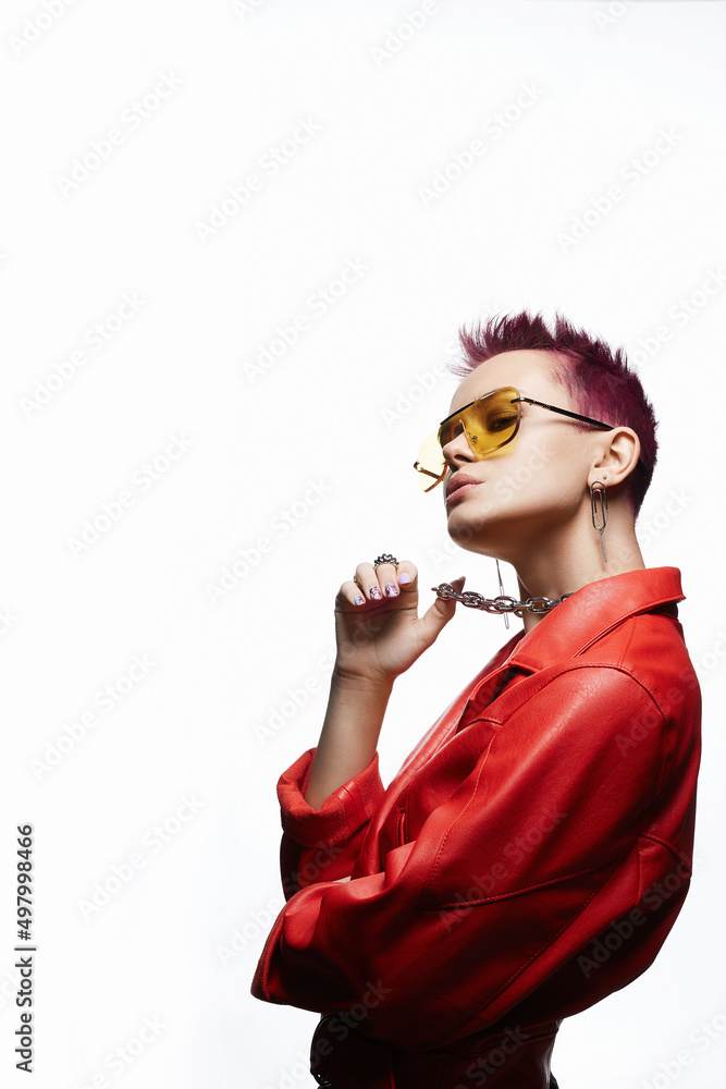 Obraz premium beautiful woman with painted short hair and a chain necklace in yellow glasses