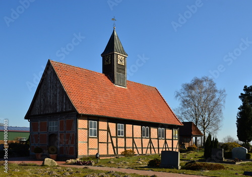 Historische Kapelle im Frühling im Dorf Wittorf, Niedersachsen