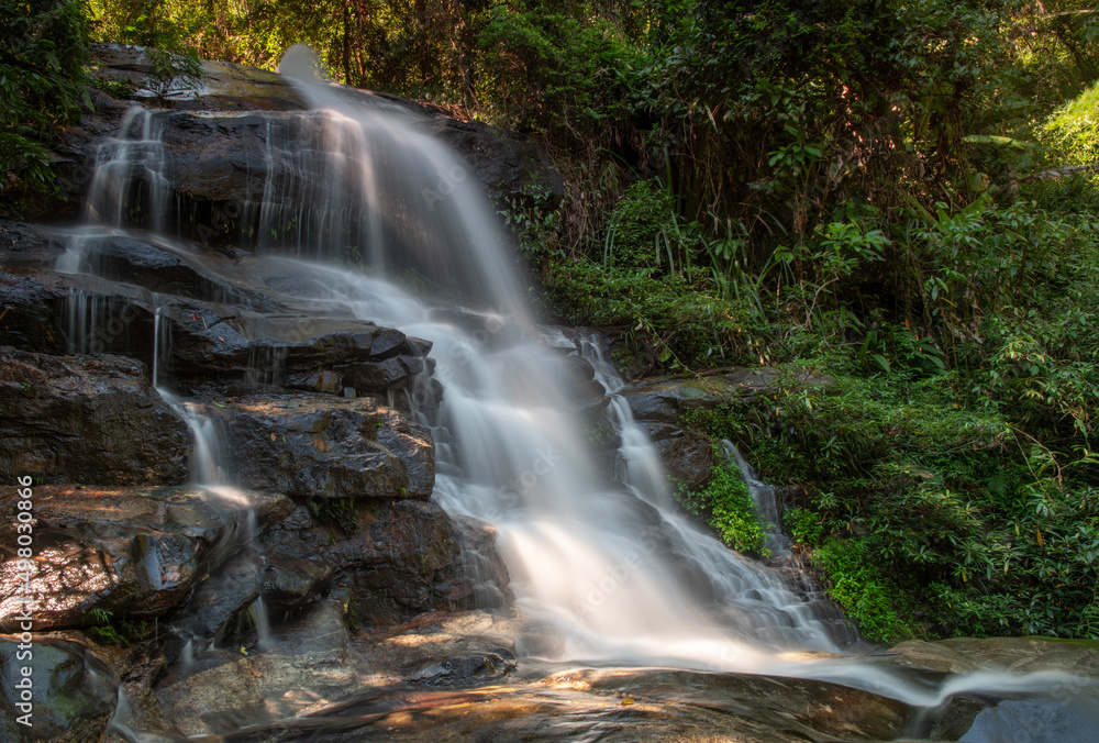 Obraz premium A waterfall in the jungles of southern Thailand