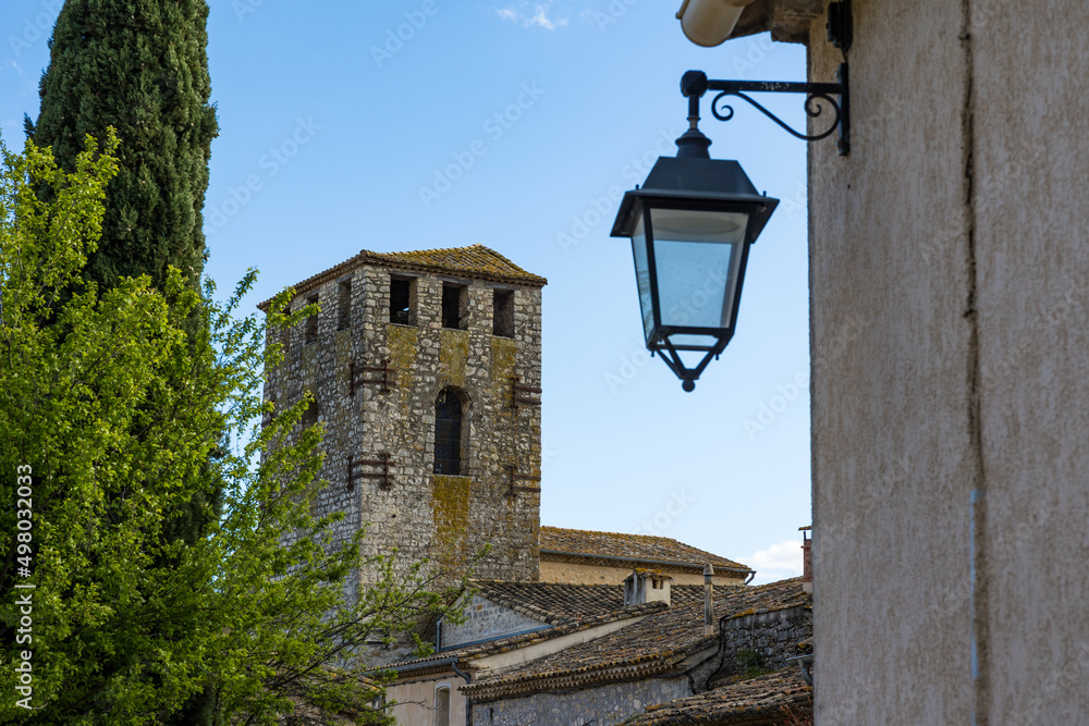 Clocher de l'Eglise Notre-Dame-de-l'Assomption depuis une ruelle du village médiéval des Matelles (Occitanie, France) Clocher de l'Eglise Notre-Dame-de-l'Assomption depuis une ruelle du village médiéval des Matelles (Occitanie, France)