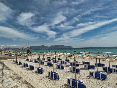 Der Sandstrand von Cala Millor auf Mallorca mit Liegen und Sonnenschirmen © joerghartmannphoto