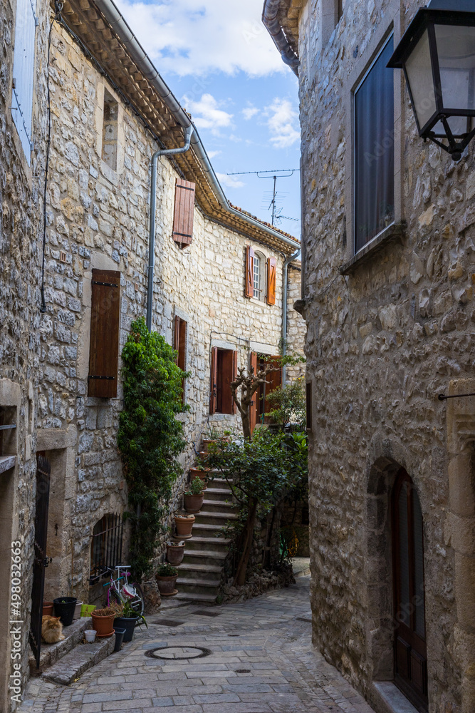 Ruelle du village médiéval des Matelles (Occitanie, France)