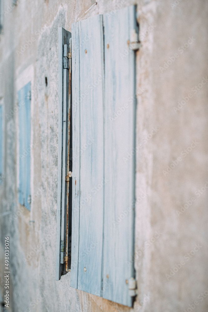 hellblaue Fenster und Türen auf einem alten Landgut in Süd Frankreich als schöner Hintergrund