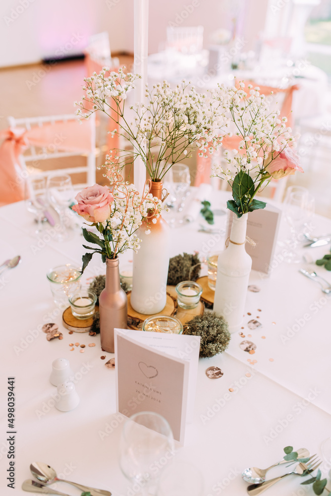 rosafarbene Hochzeits Dekoration mit Schleierkraut und rosa Bändern und Eukalyptus rosafarbene Hochzeits Dekoration mit Schleierkraut und rosa Bändern und Eukalyptus