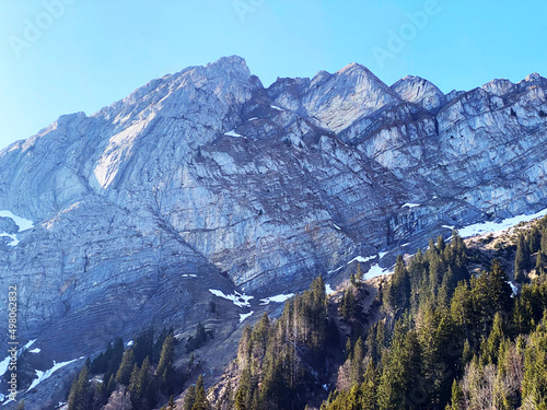 Rocky peak Ochsenchopf (2179 m) in the Glarus Alps mountain range, over the Klöntalersee (Kloentalersee) reservoir lake and Klöntal alpine valley - Canton of Glarus, Switzerland (Schweiz)