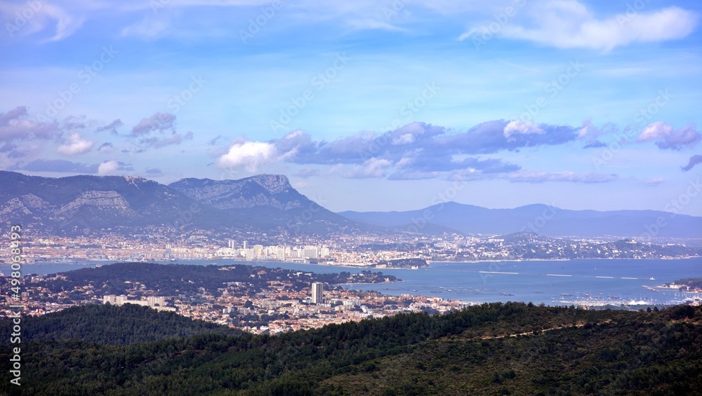 Paysage ville Toulon mer et montagne - tourisme voyage soleil vue aérienne