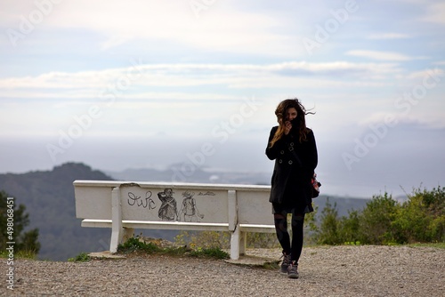 Jeune femme voyage banc horizon - paysage mer montagne 