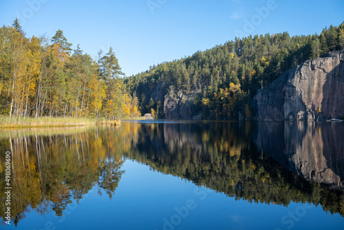 Fototapeta Naklejka Na Ścianę i Meble -  Lake in autumn