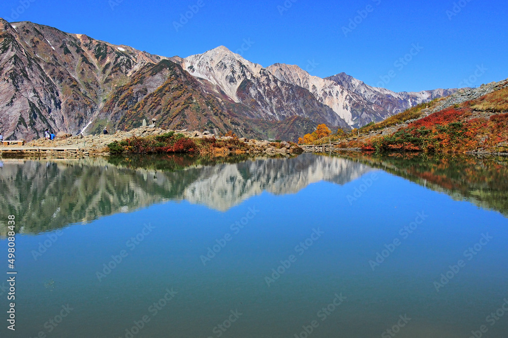 天然池の水面に映る北アルプスの山岳風景(白馬三山と八方池)