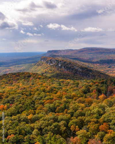 Fotografie Beautiful fall foliage colors beginning to show on a mountain ridge
