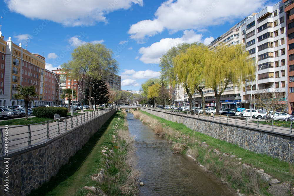 Parque atravesado por un río de Burgos, España.