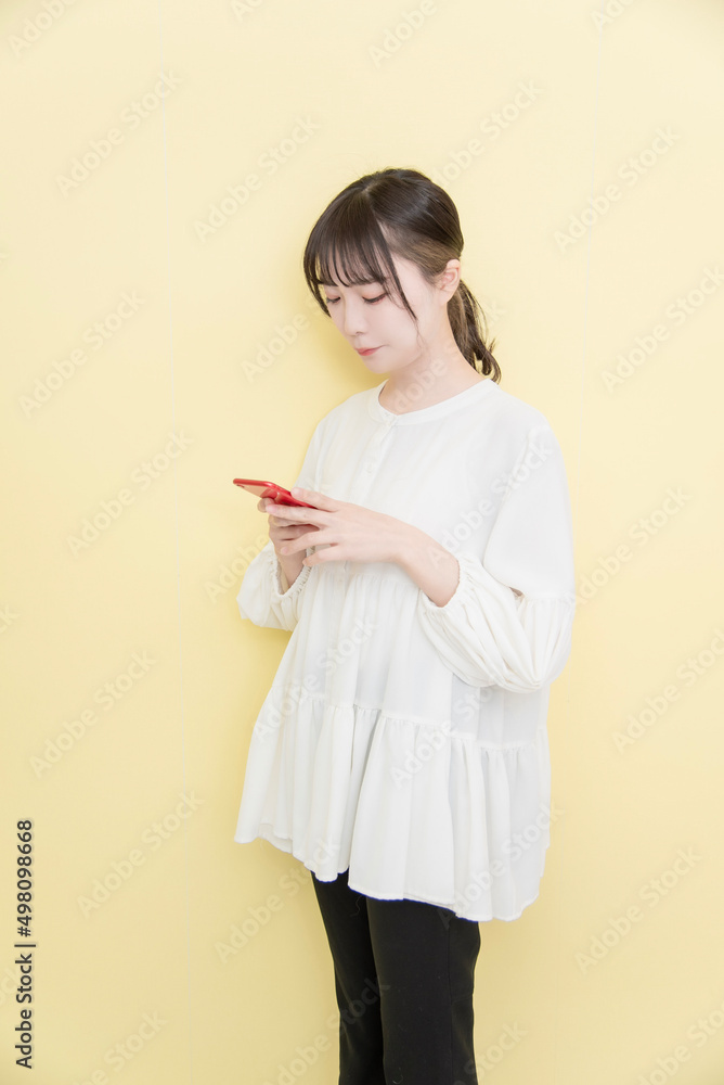 携帯電話を使う女性