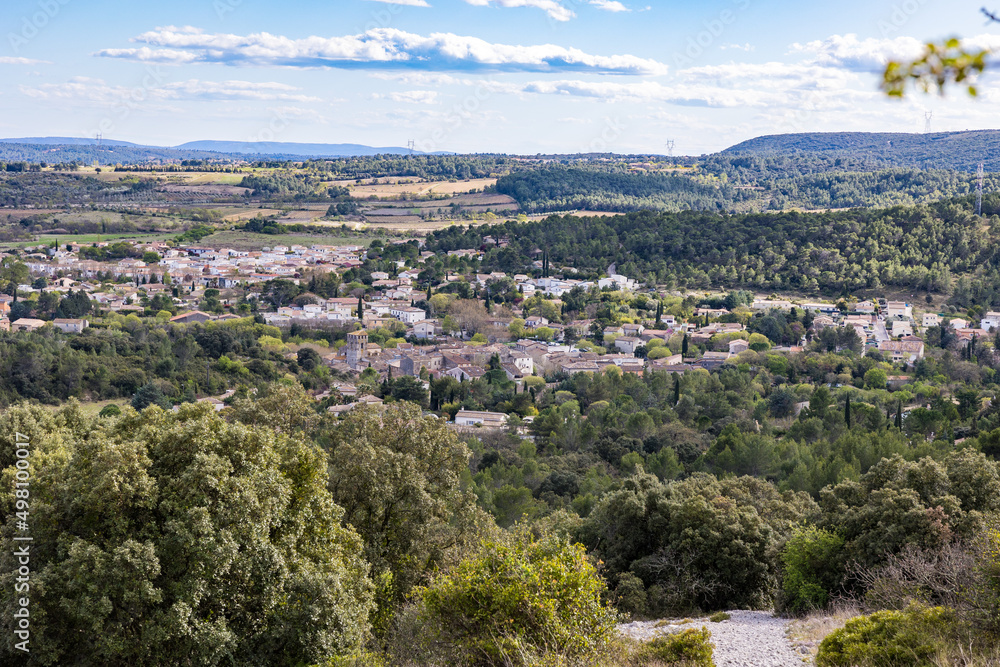 Vue sur le village des Matelles depuis le Bois de Lèque (Occitanie, France)