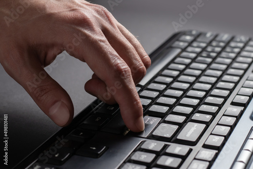 Foto Finger presses the enter button