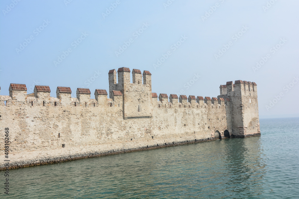 mura del castello di sirmione lago di garda