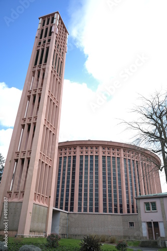 Le côté droit de l'église saint-Pierre d'Yvetot avec un arbre.