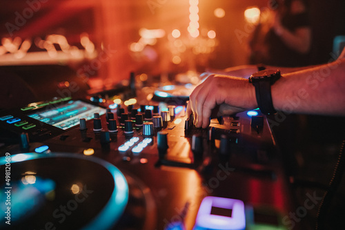 Ręce DJ na Konsoli w klubie muzycznym