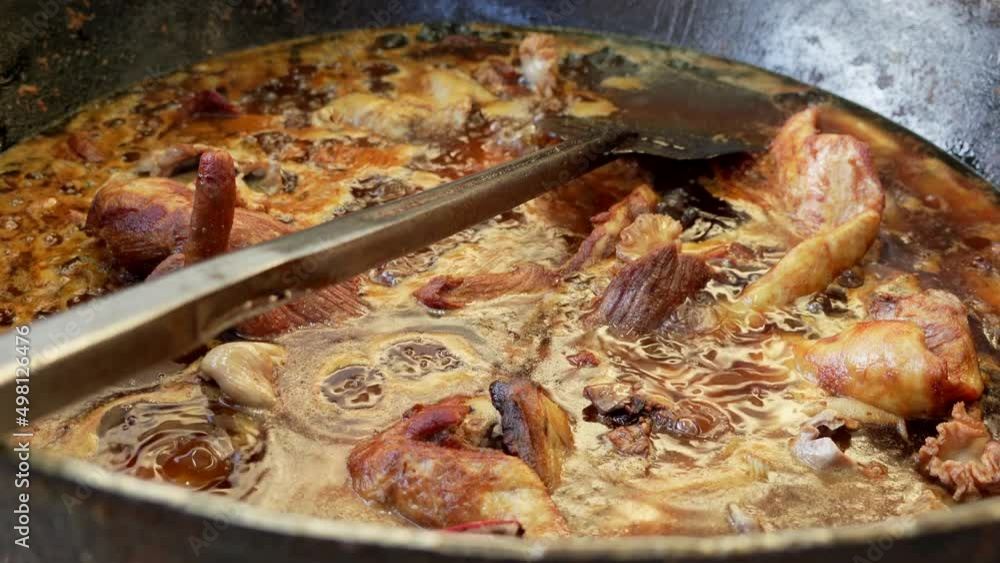 Gastronomía Preparación preparando carnitas comida deliciosa chef platillos típicos mexicanos carne cerdo haciendo en cazo grande