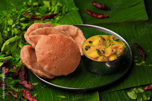 Cuadro en lienzo south indian famous breakfast poori or puri with potato curry served in a plate