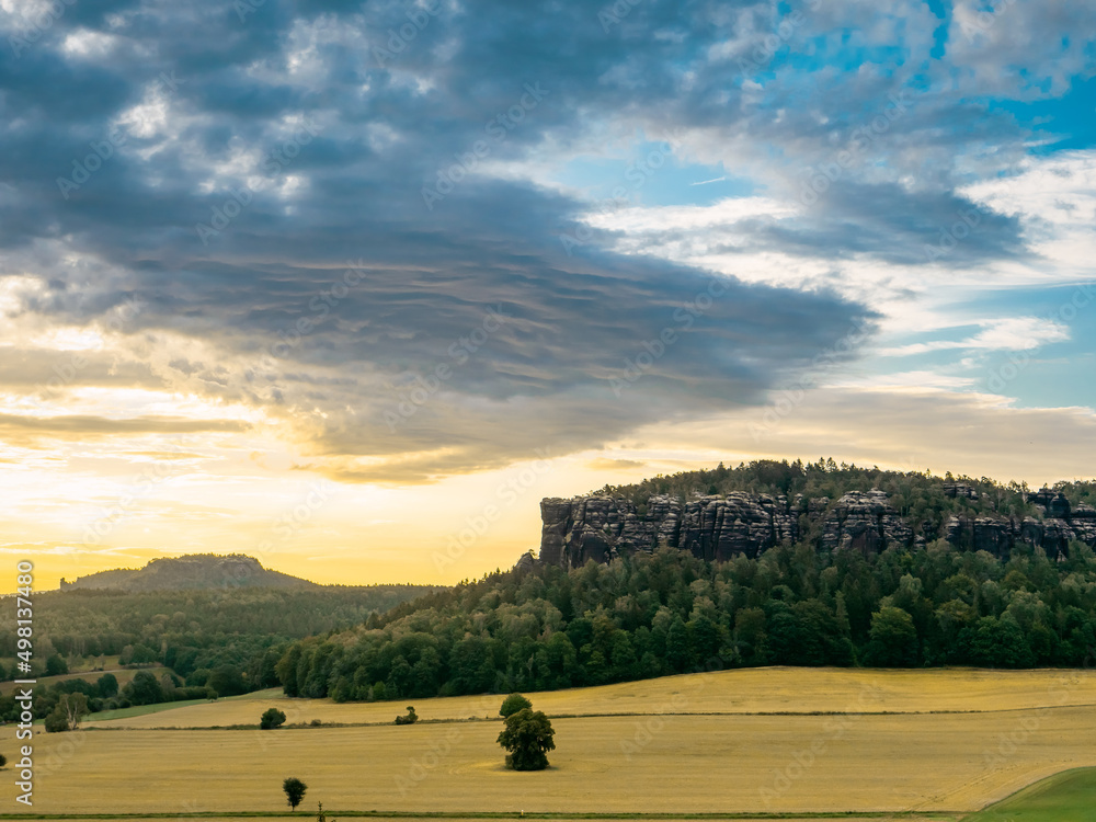 Fototapeta premium Quirl in der Sächsischen Schweiz - Aussicht Richtung Feld und Pfaffenstein