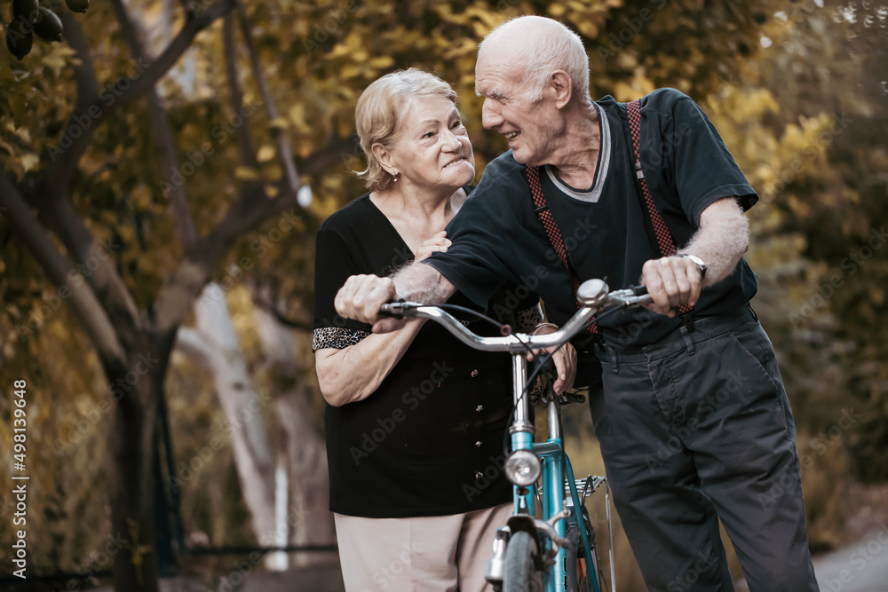 Obraz premium Senior Couple With Bicycle