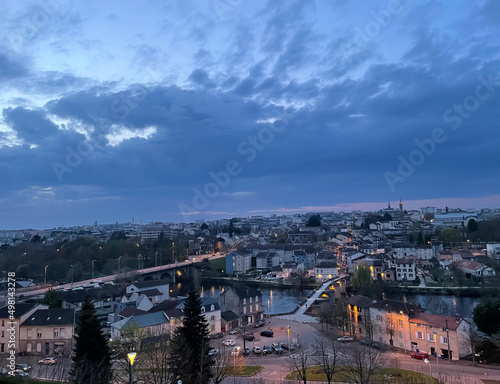 Obraz na płótnie Panoramique en soirée sur Limoges w salonie