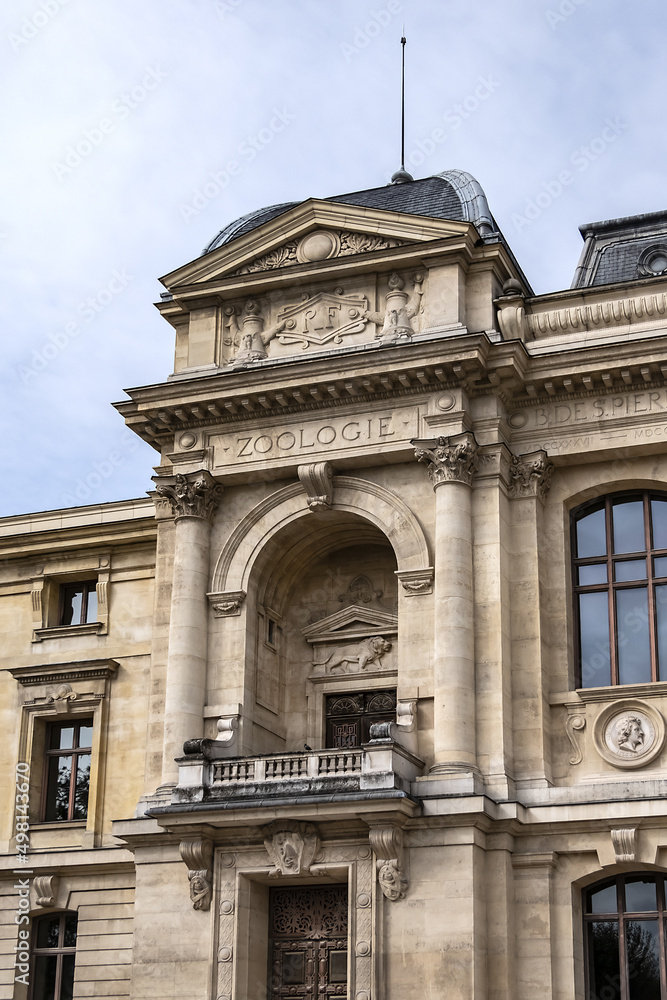 Obraz premium Architectural details of old Paris buildings: “Grand Gallery of the Evolution” - imposing Renaissance-revival building, built in 1889. Paris. France.