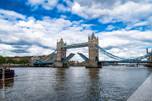 London Tower Bridge offen - Themse