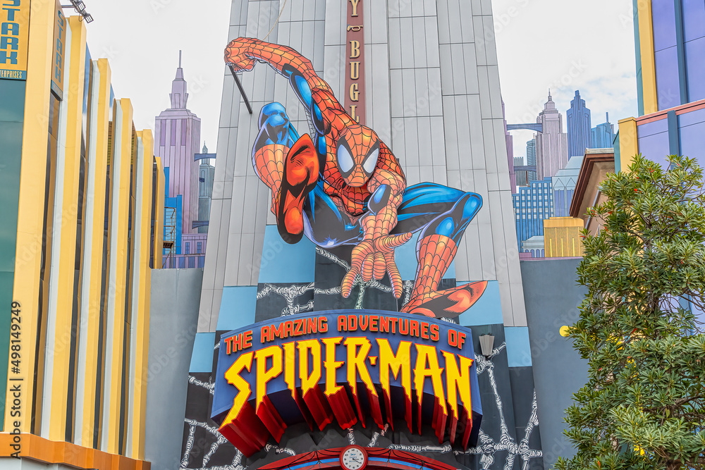 Obraz premium Giant Spiderman character above the entrance to the ride